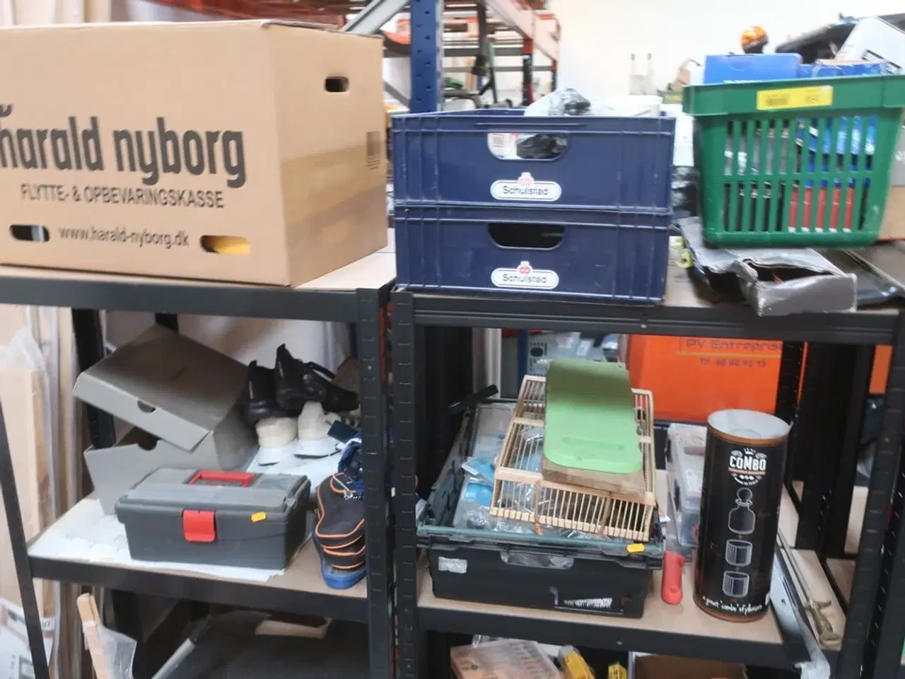 Billede 3 - indhold i reoler