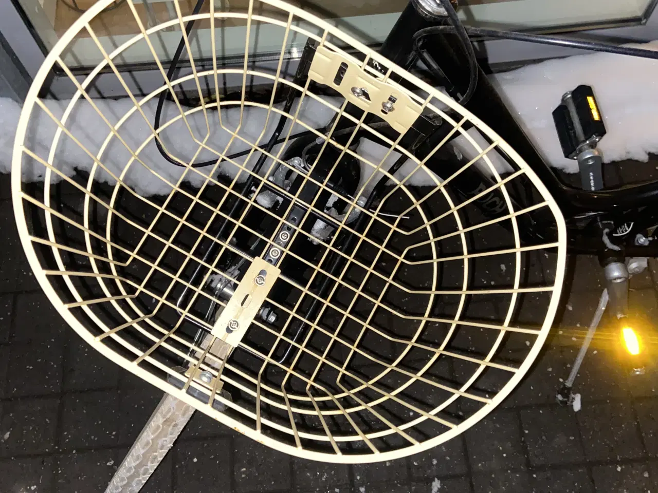 Billede 2 - Cykel. M hjelm, lås og lys