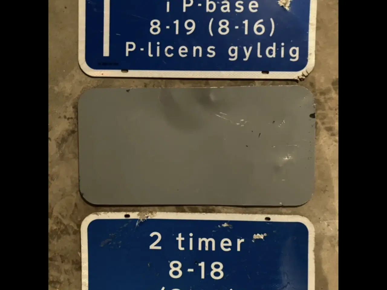 Billede 2 - 3 små trætte skilte