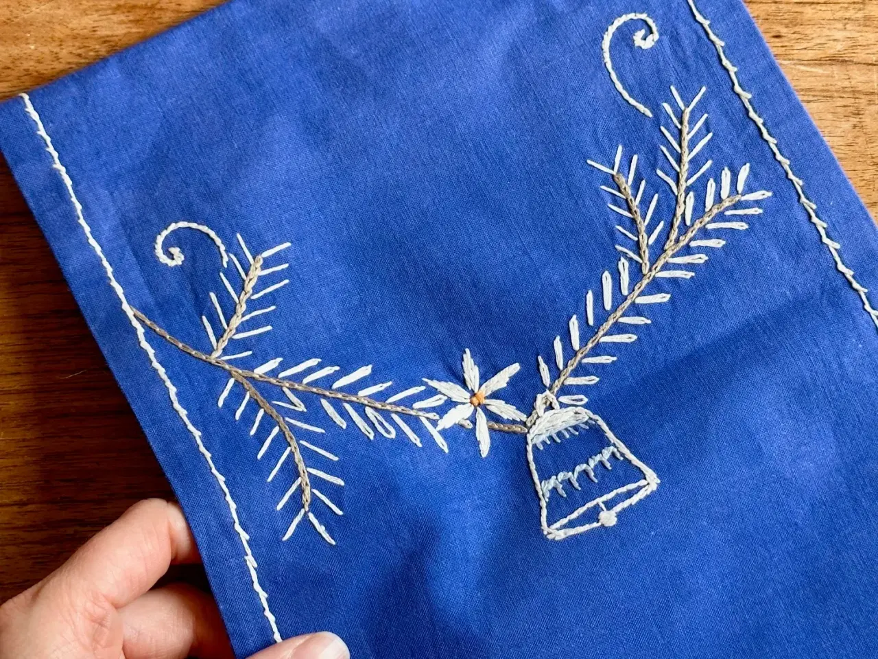 Billede 4 - Håndbroderet bordløber, blå m kirke, 120 x 21 cm