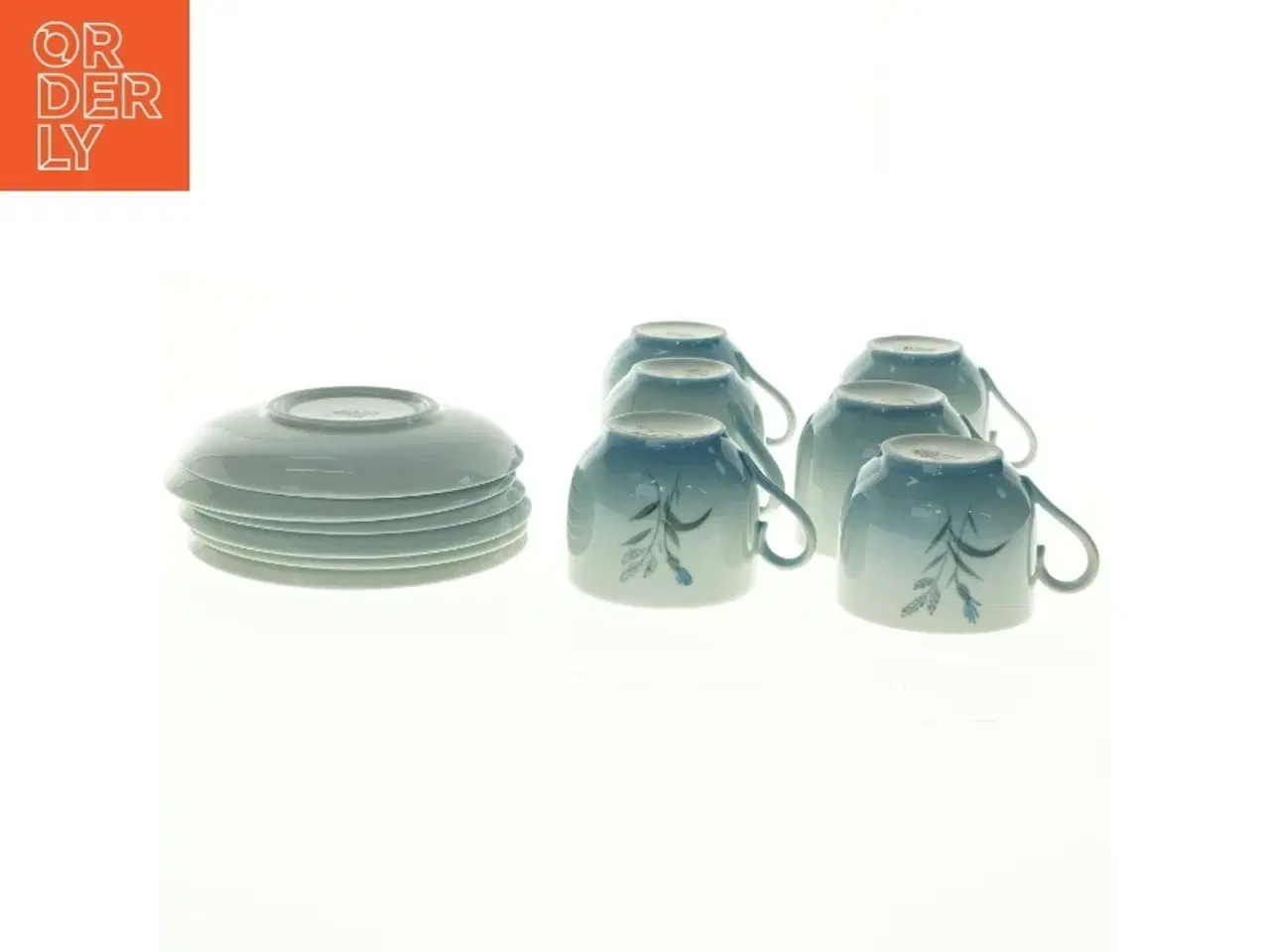 Billede 3 - Kaffekopper med underkopper med blomstermotiv, blå kornblomst, Demeter fra Bing Og Grøndahl (str. Diameter 13,5 cm h 7 cm)