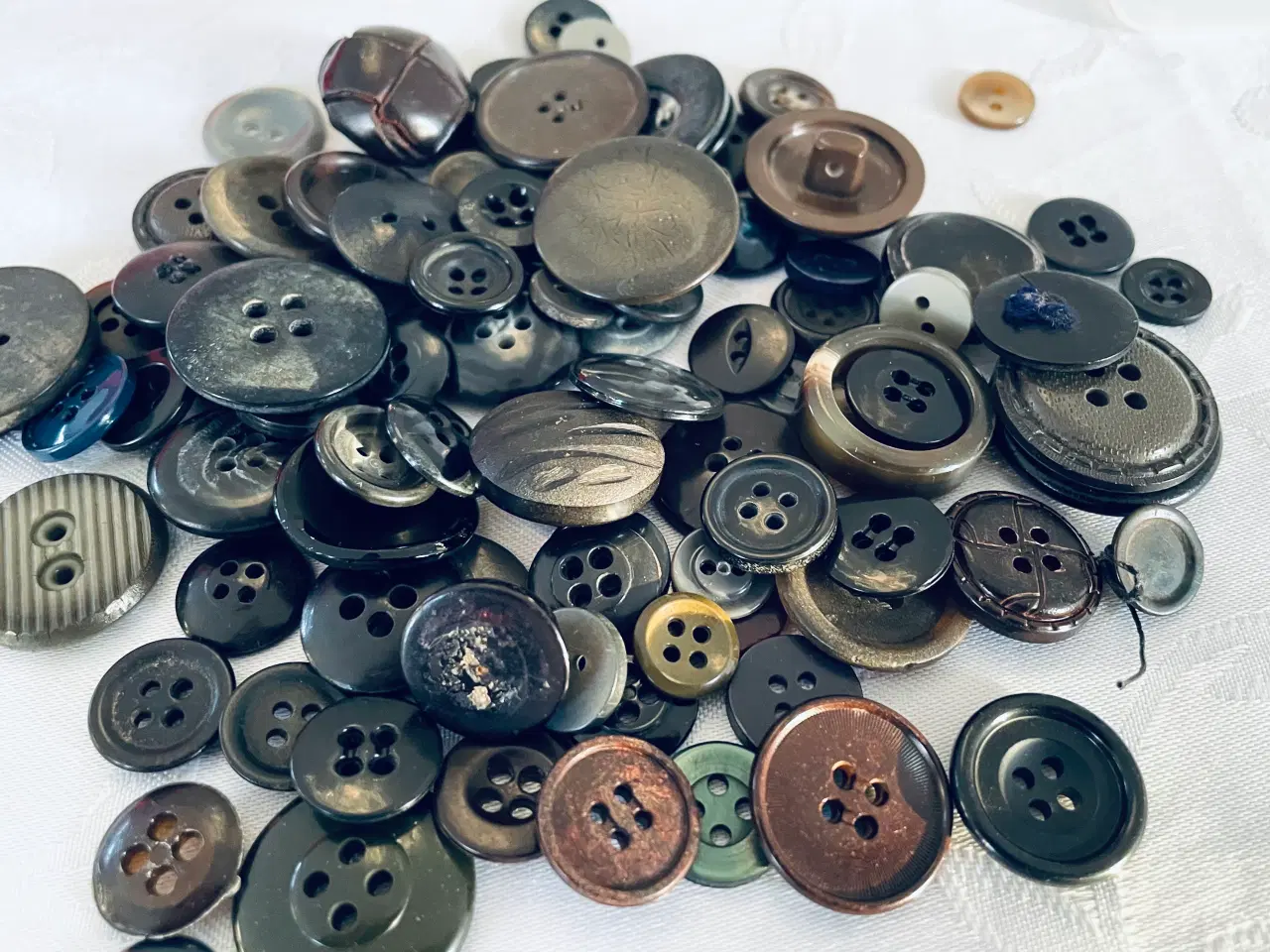 Billede 7 - 80 stk. ældre knapper + opbevaringsæske