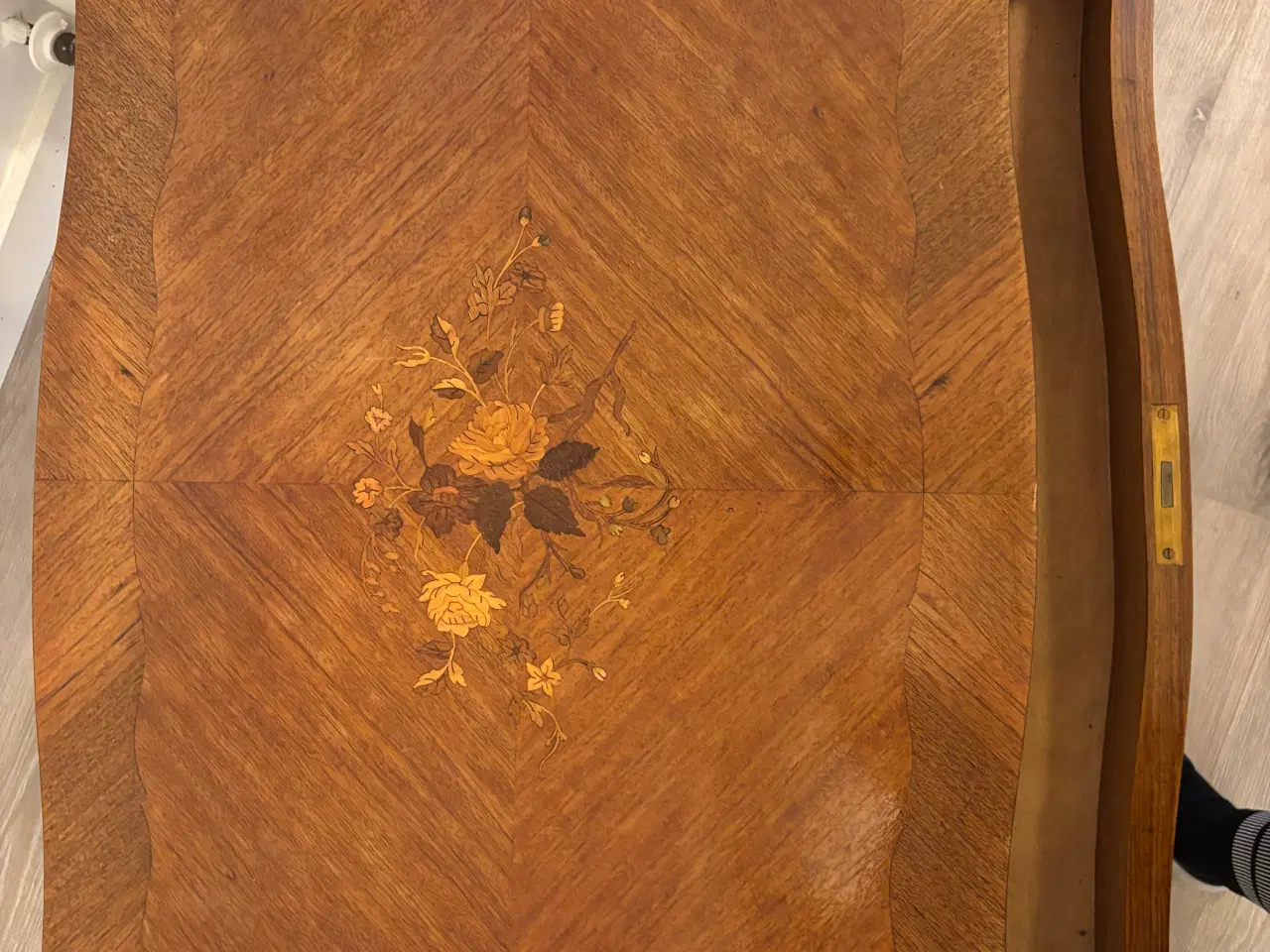 Billede 3 - Ældre bord, brugt som sofabord