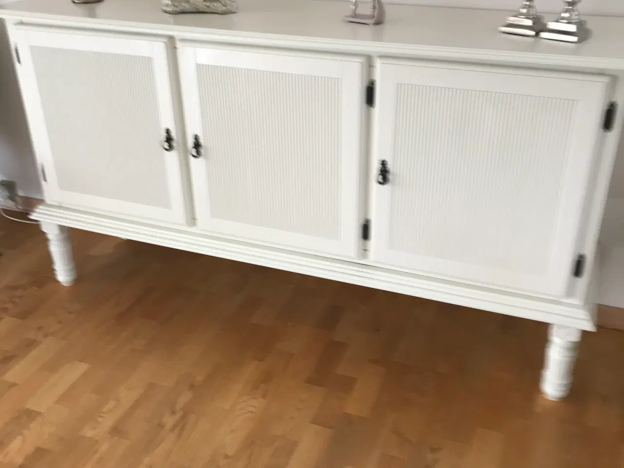Billede 2 - Vitrineskab- skænk-sofabord og sidebord sælges 