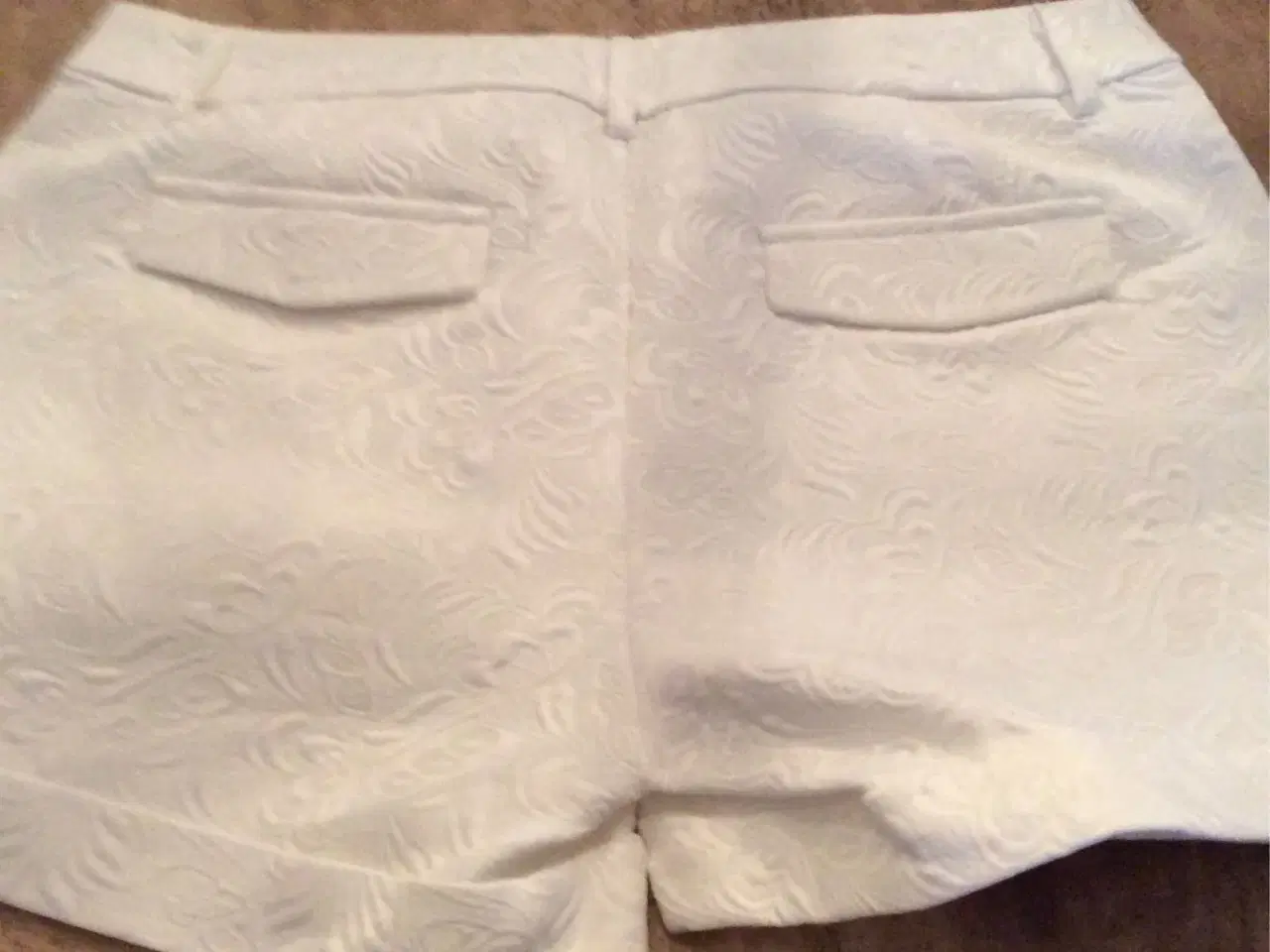 Billede 2 - Flotte hvide shorts