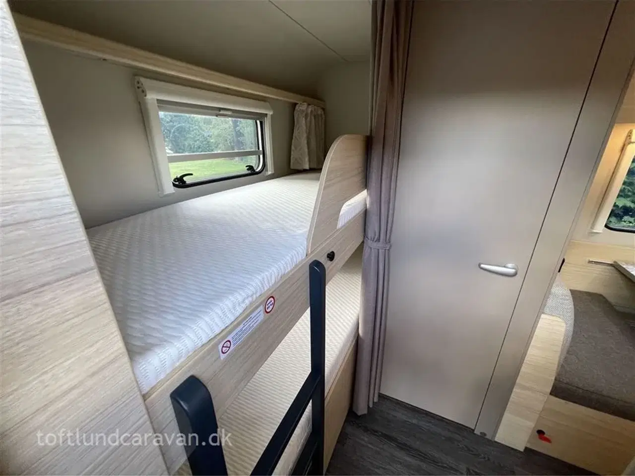 Billede 16 - 2024 - Weinsberg CaraCito 470 QDK E-power   Fremtræder som NY, LAV VÆGT KUN 955 KG, 6 SOVEPLADSER m/ FULDAUT. MOVER + KLIMA + udstyr.