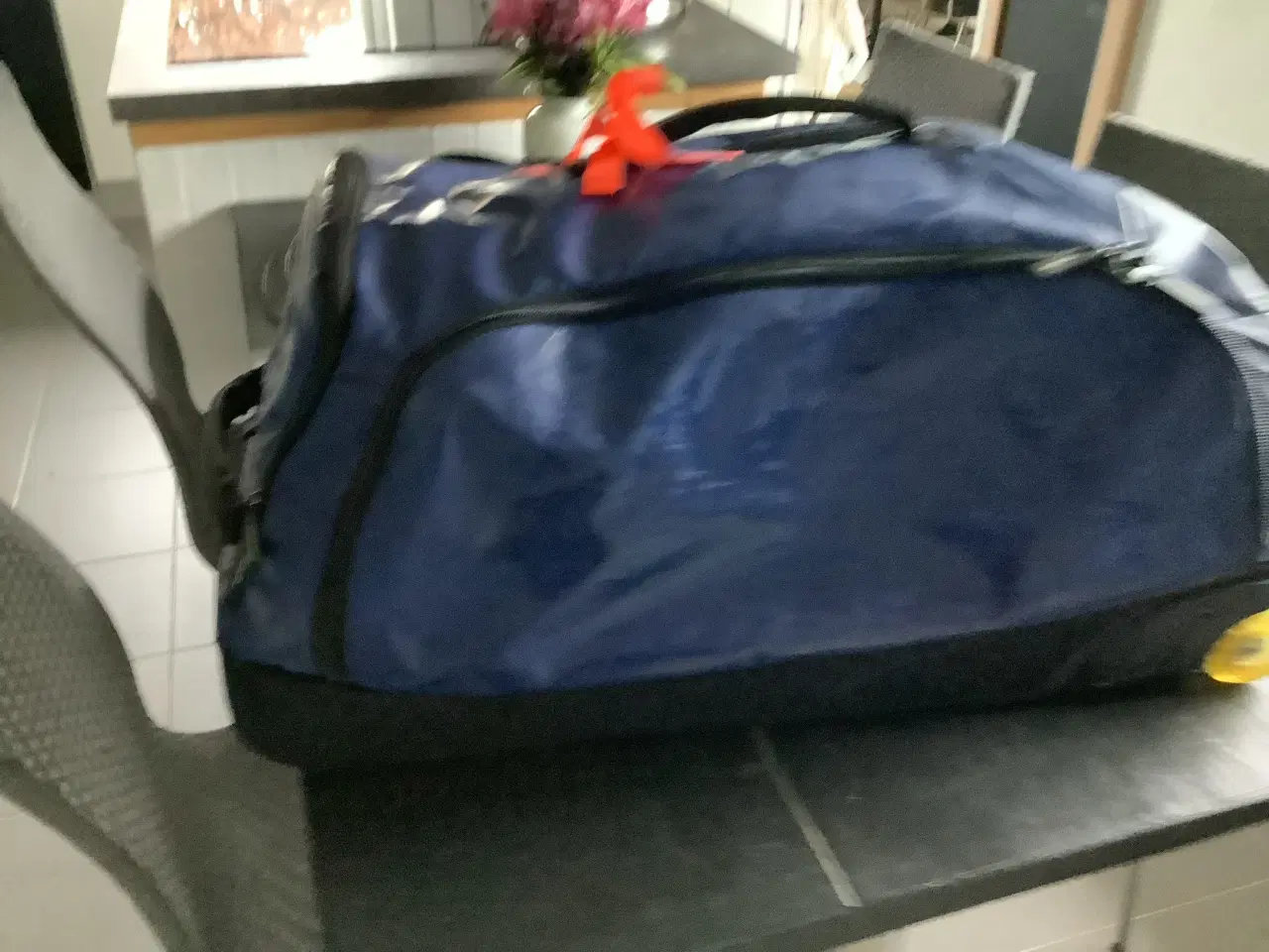 Billede 2 - Rejsetaske, stor og rummelig og med hjul 