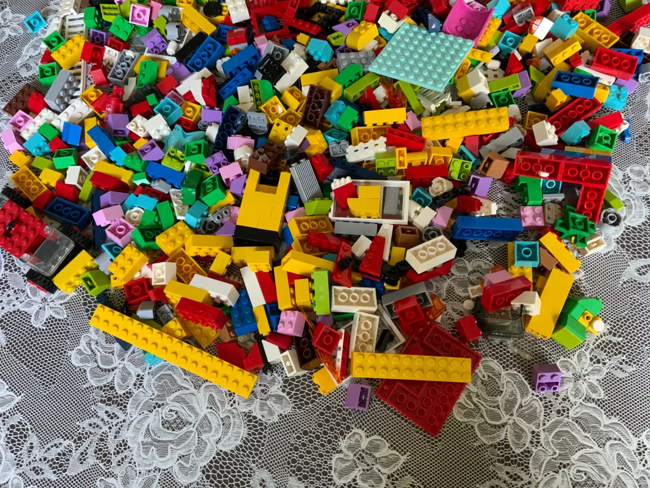 Billede 2 - OVER 1,8 KG BLANDEDE LEGO KLODSER 