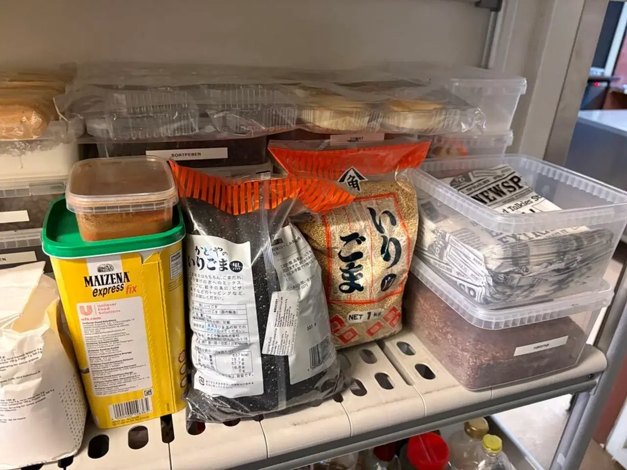 Billede 5 - 2 stk. Reoler med indhold