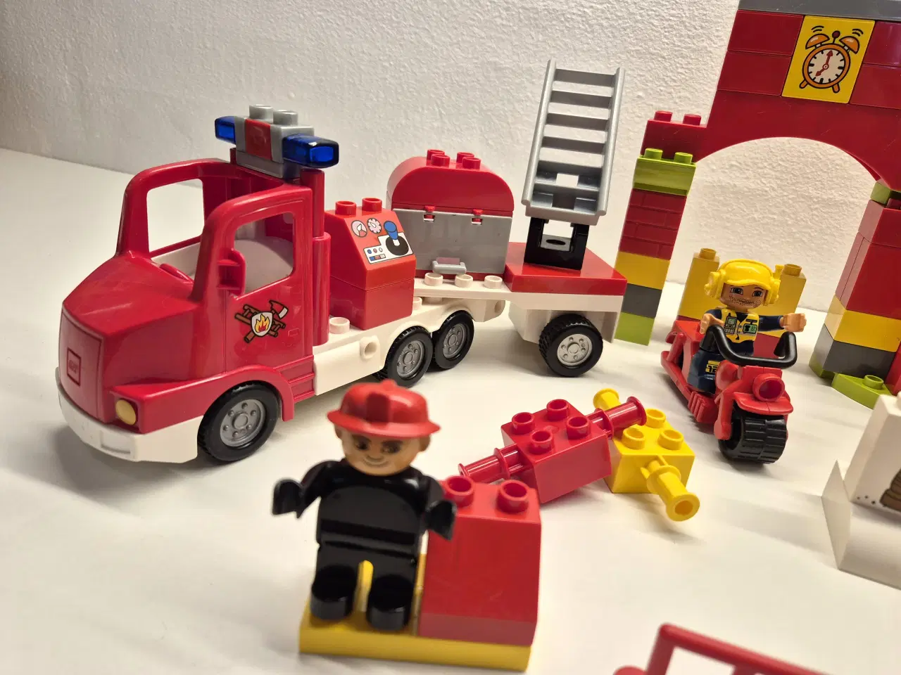 Billede 3 - Duplo Brandstation med Brandbiler og Helikopter, 