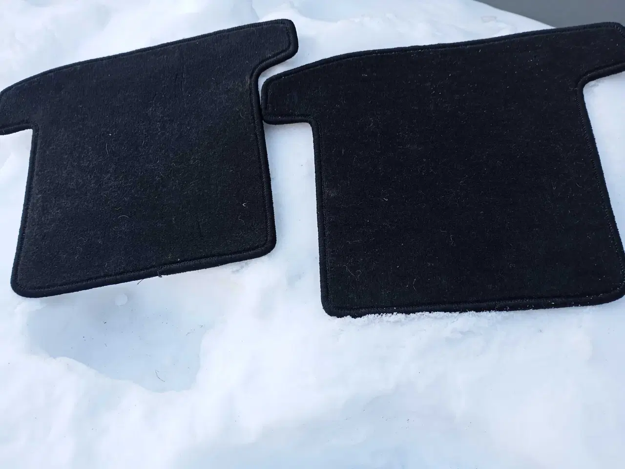 Billede 3 - Bilmåtter til bagsæder/passagersæderne bagi.