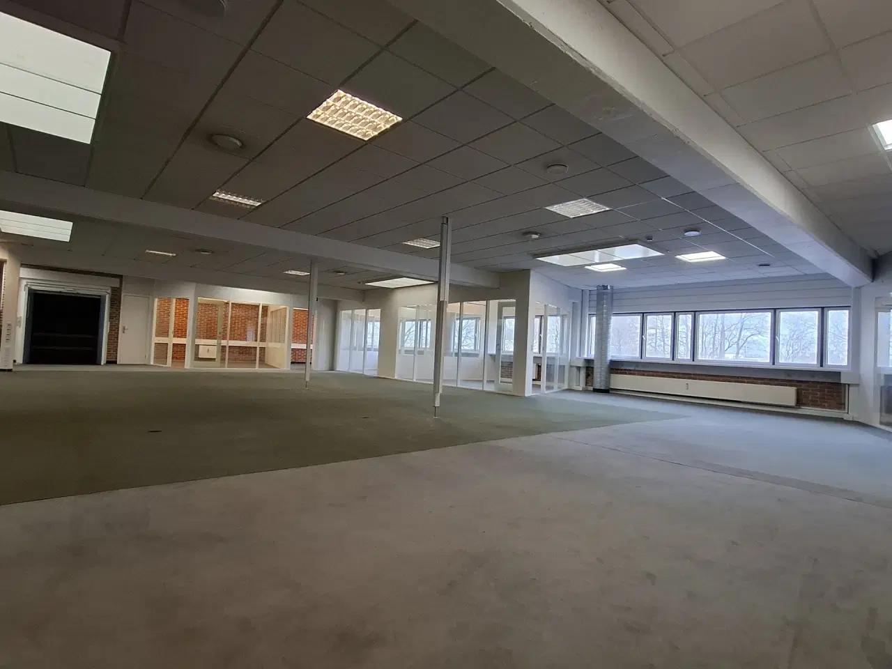 Billede 28 - Suveræn Beliggenhed – Showroom. Klinik, Butik, Gaming, Kontor mm. – Stort åbent areal i midten og mindre cellekontorer i glas.