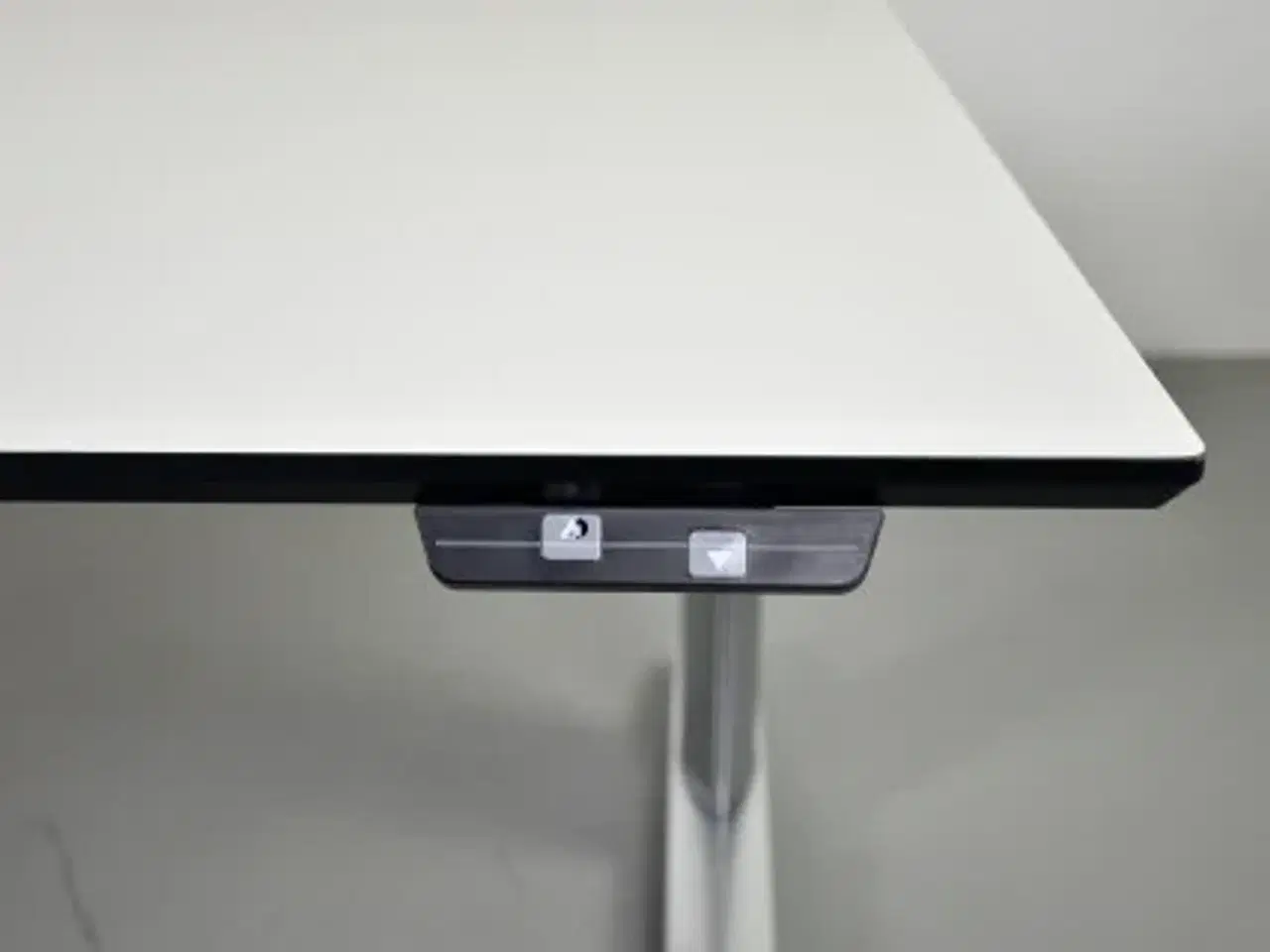 Billede 6 - Hæve-/sænkebord med hvid plade med mavebue, 200 cm.