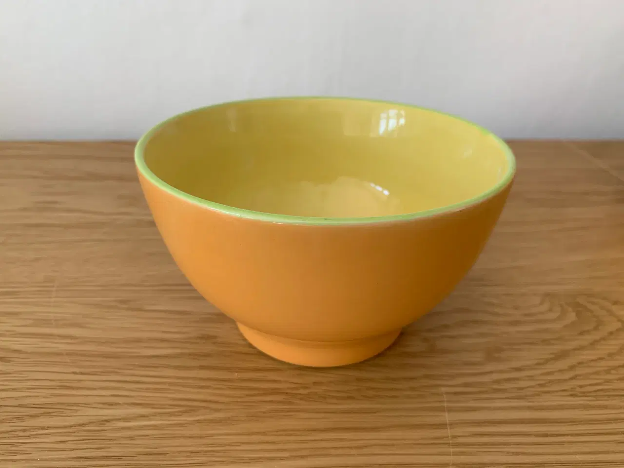 Billede 5 - 4 skåle, citrongule indvendig og orange udenpå