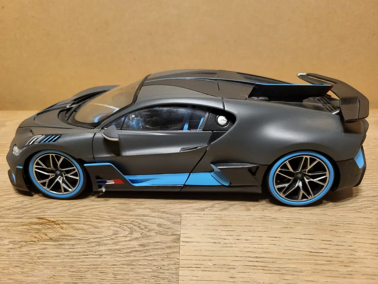 Billede 2 - Modelbil, Bugatti Divo 2018, skala 1/18 Med origin