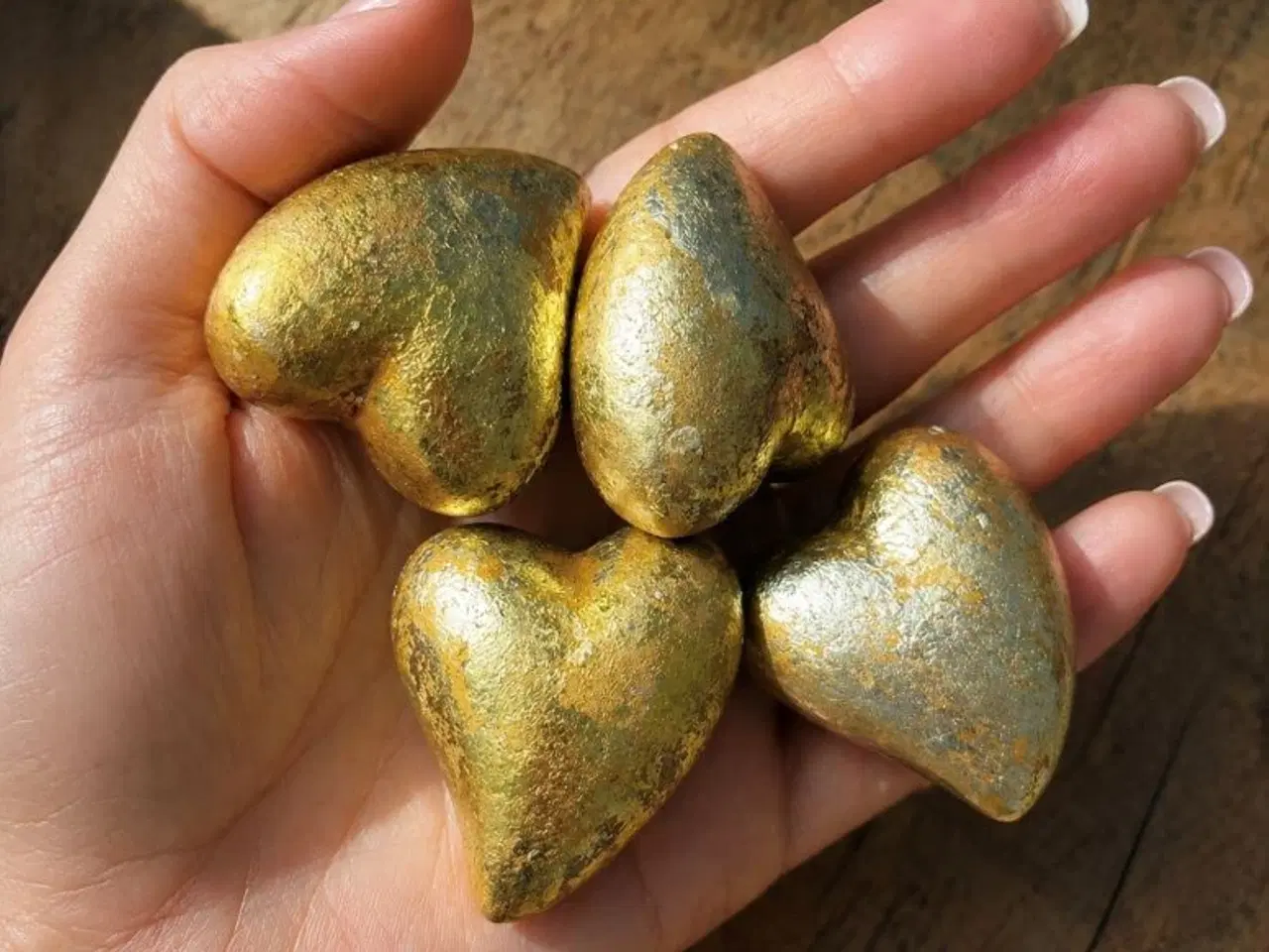 Billede 3 - Rustikke pynte-hjerter i gyldne farver. 12 stk.