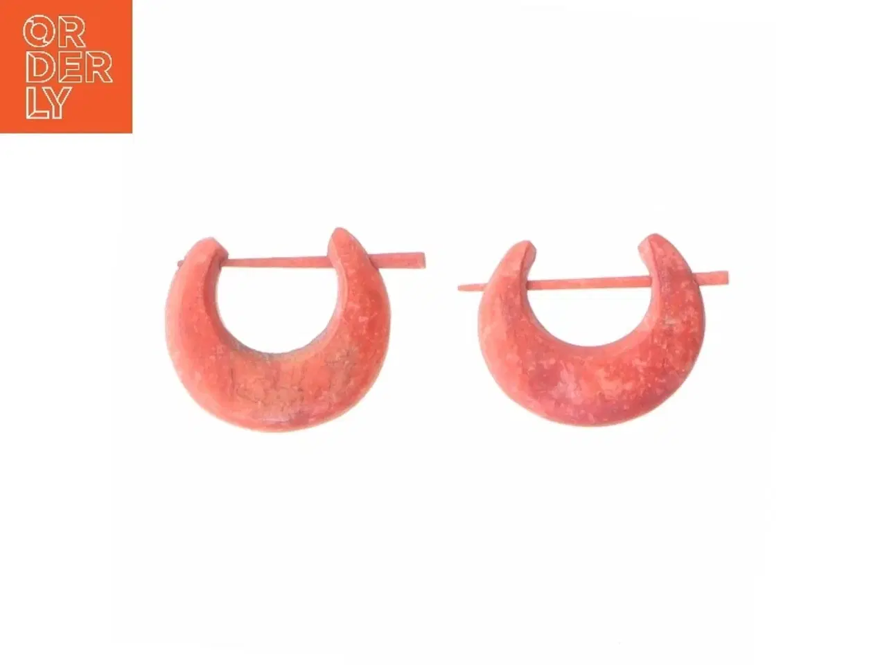 Billede 3 - Røde øreringe i halvmåneform (str. 2 cm)