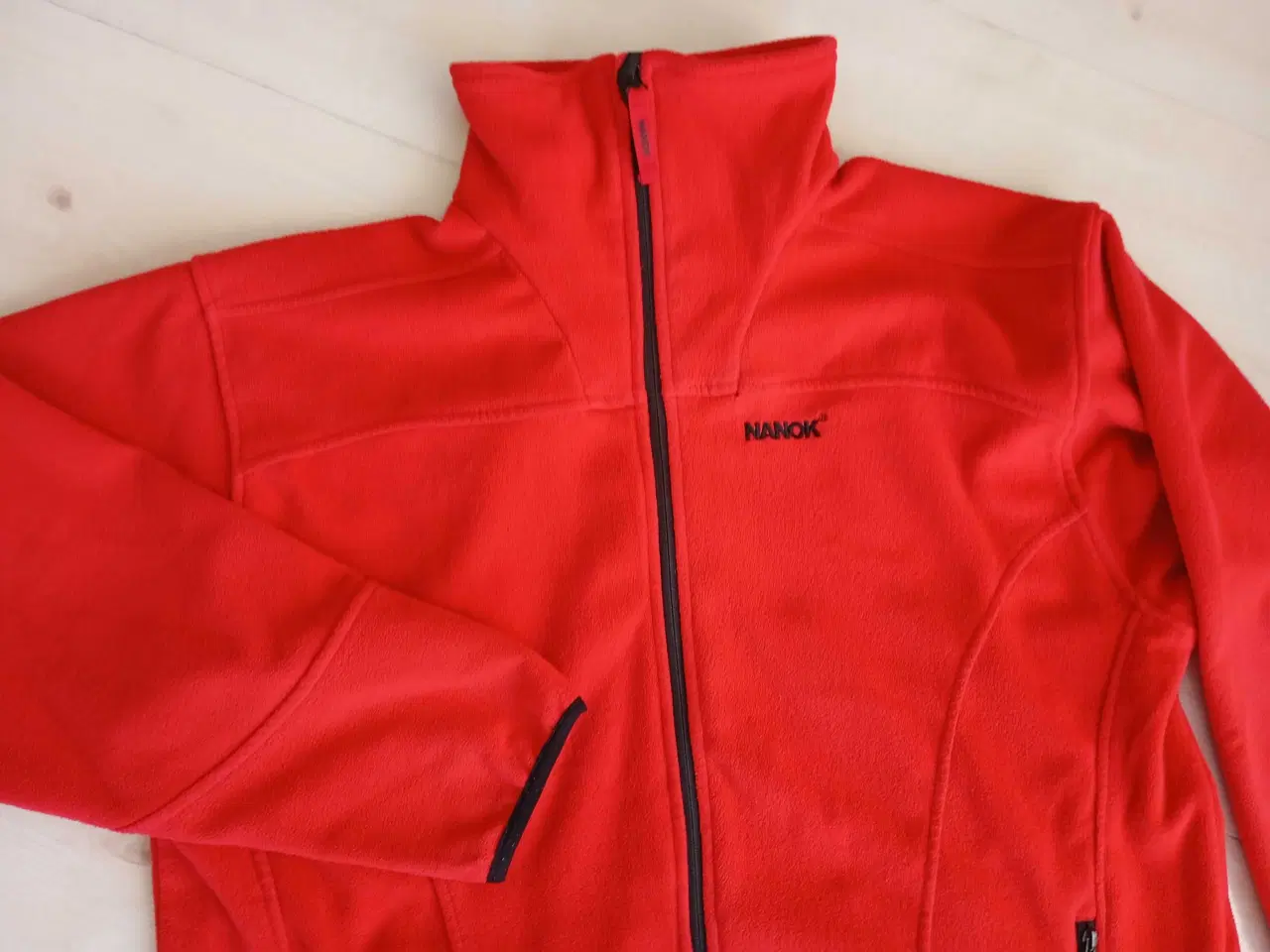 Billede 2 - NANOK Fleece jakke. Rød