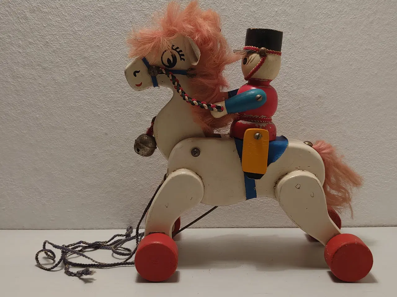 Billede 1 - Træhest med bevægelig garder ved træk.1950´erne