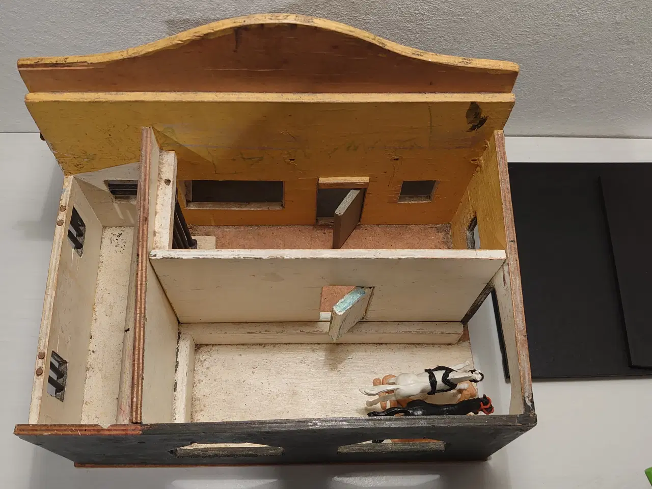 Billede 7 - Gammelt Sherifkontor m. 9 Britains+1 Timpo figur.