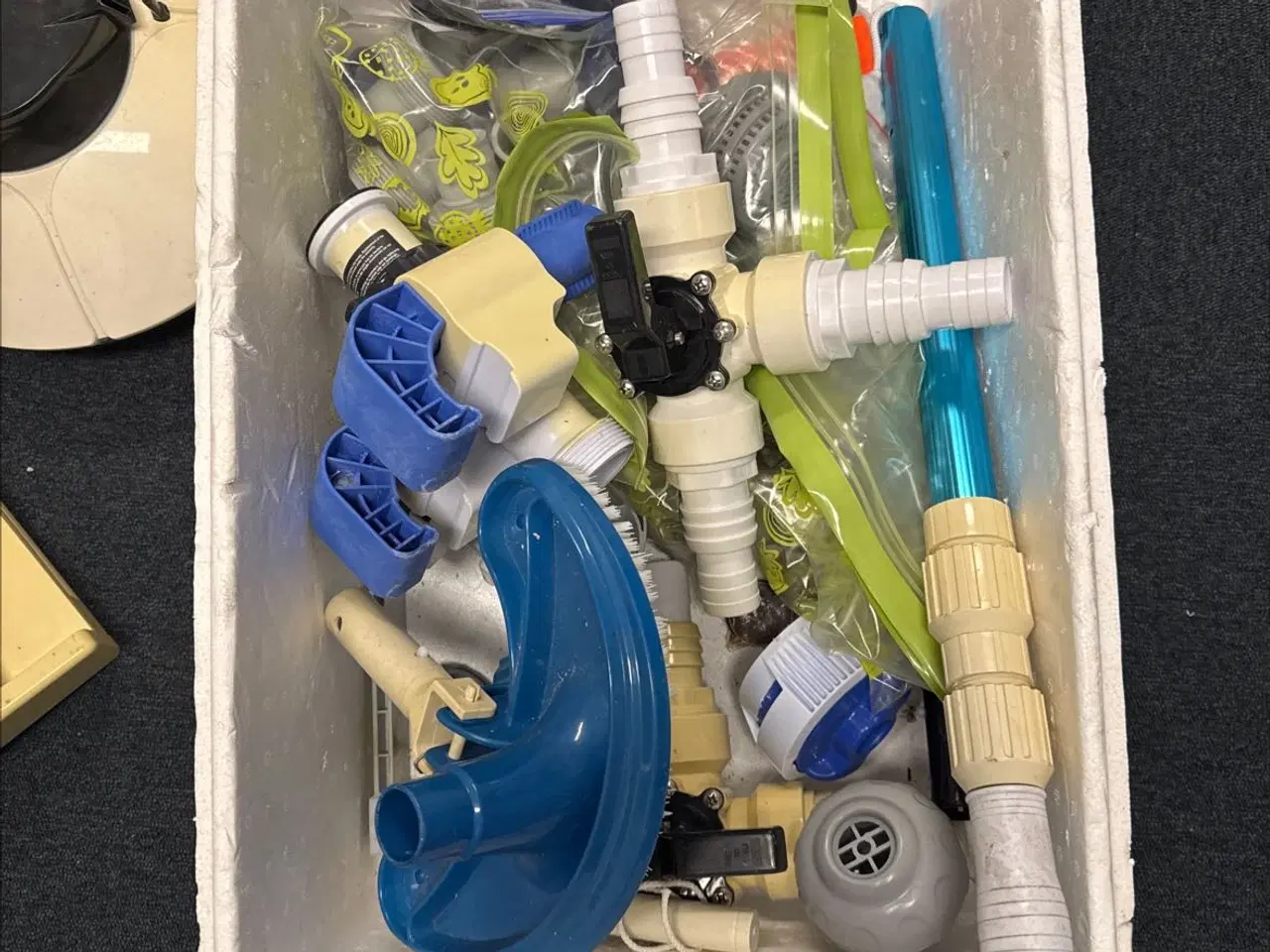 Billede 2 - Pool udstyr, slanger, skimmer, samlinger, vandfald