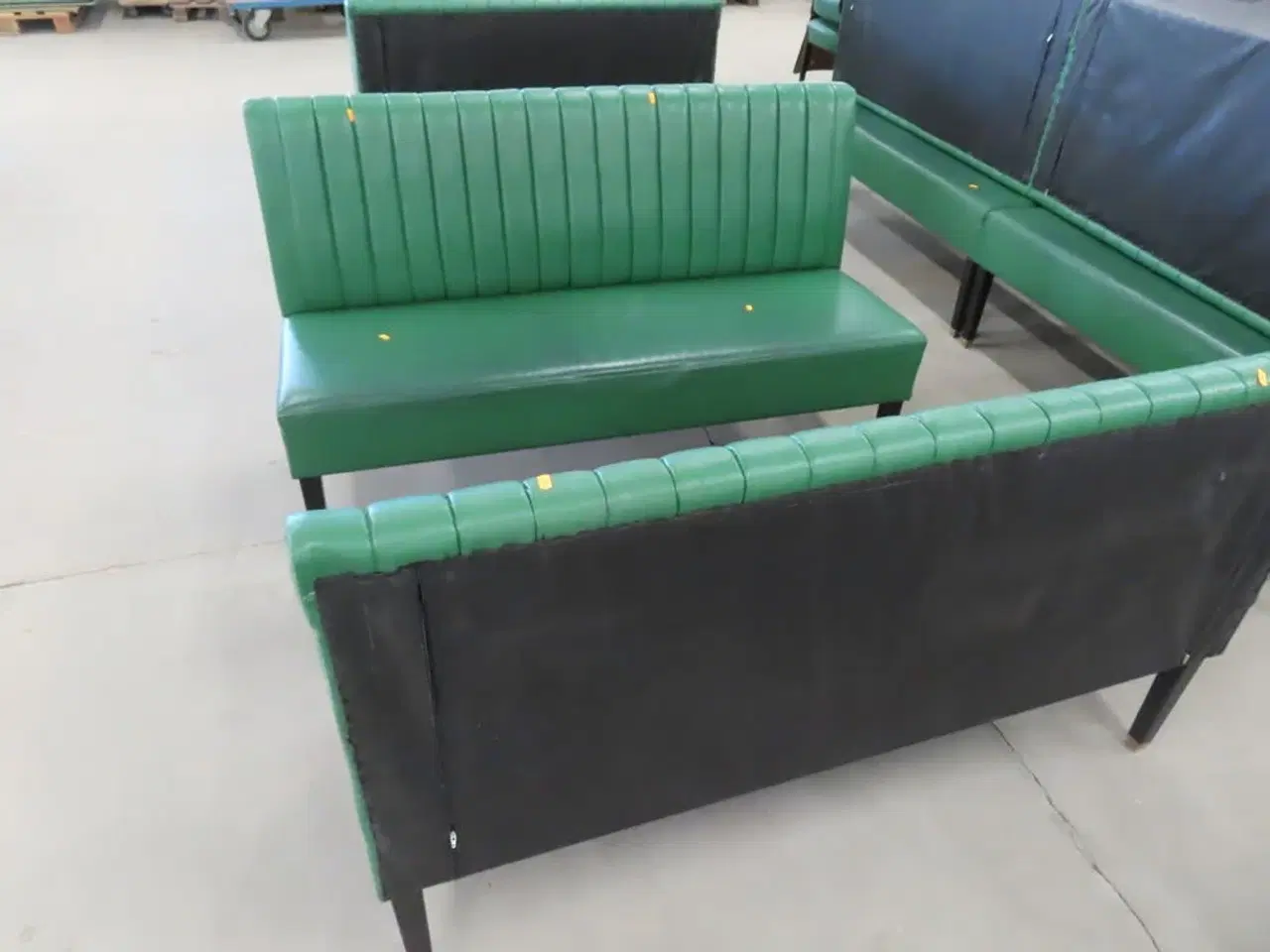 Billede 3 - 2 stk. Spisesofaer i grøn læder