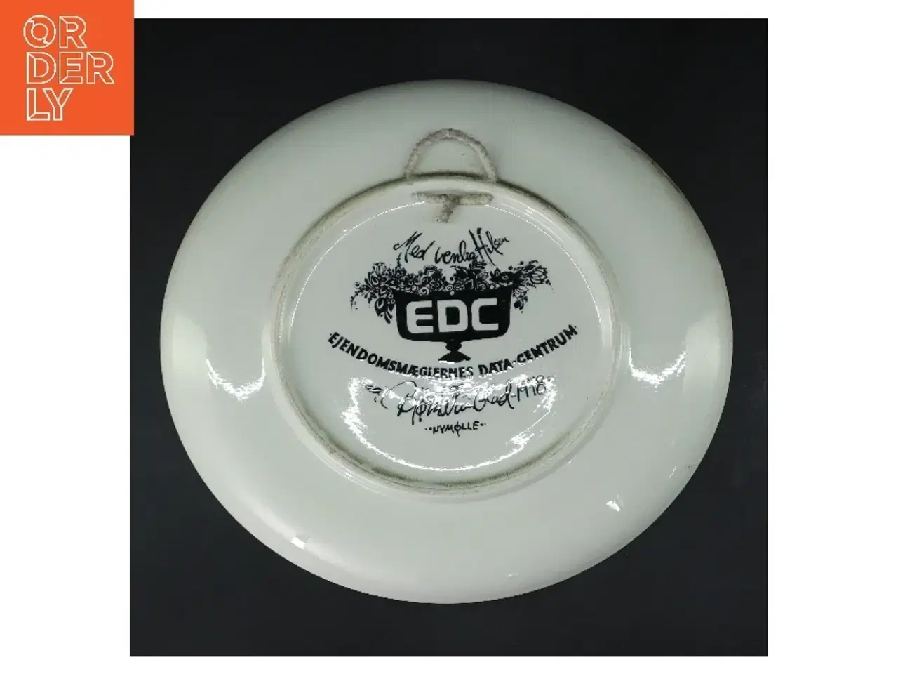 Billede 3 - Dekorativ tallerken med kunstnerisk tryk fra Nymlle (str. Ø 27 cm)