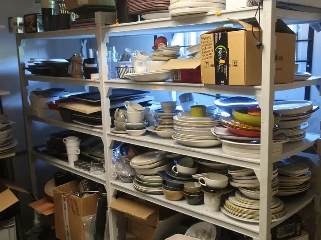 Billede 1 - Reol CAMBRO med indhold