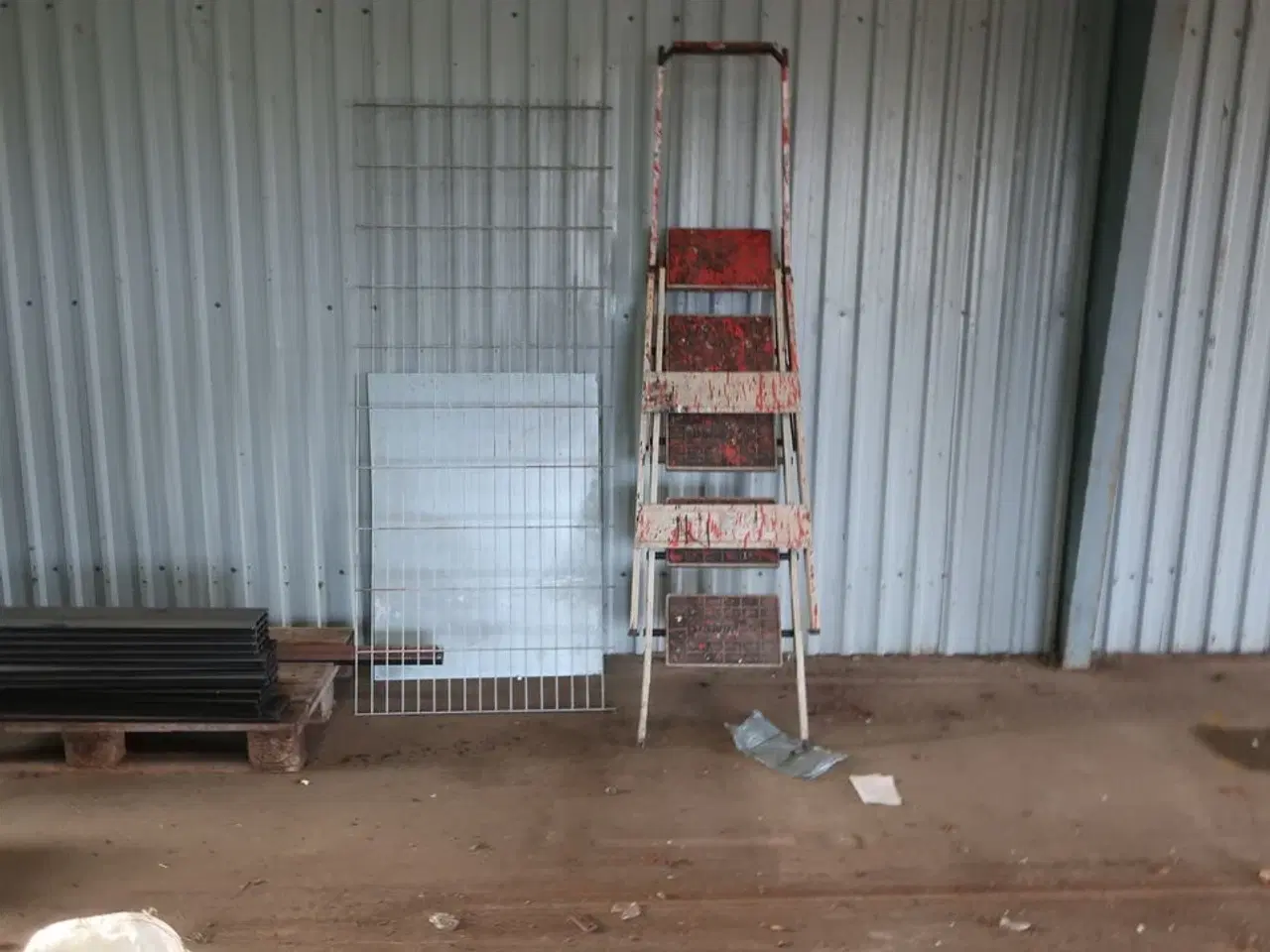 Billede 23 - 2 stk. rullebukke, paller, reoler, reservedele, værktøj, stiger m.m.