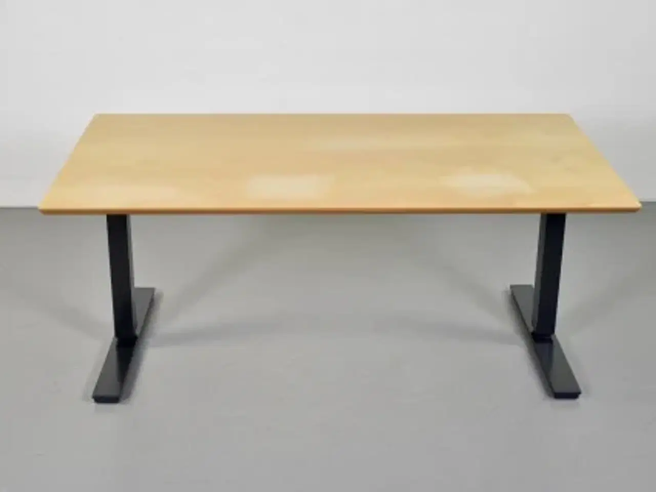 Billede 3 - Hæve-/sænkebord med plade i ahorn, 160 cm.