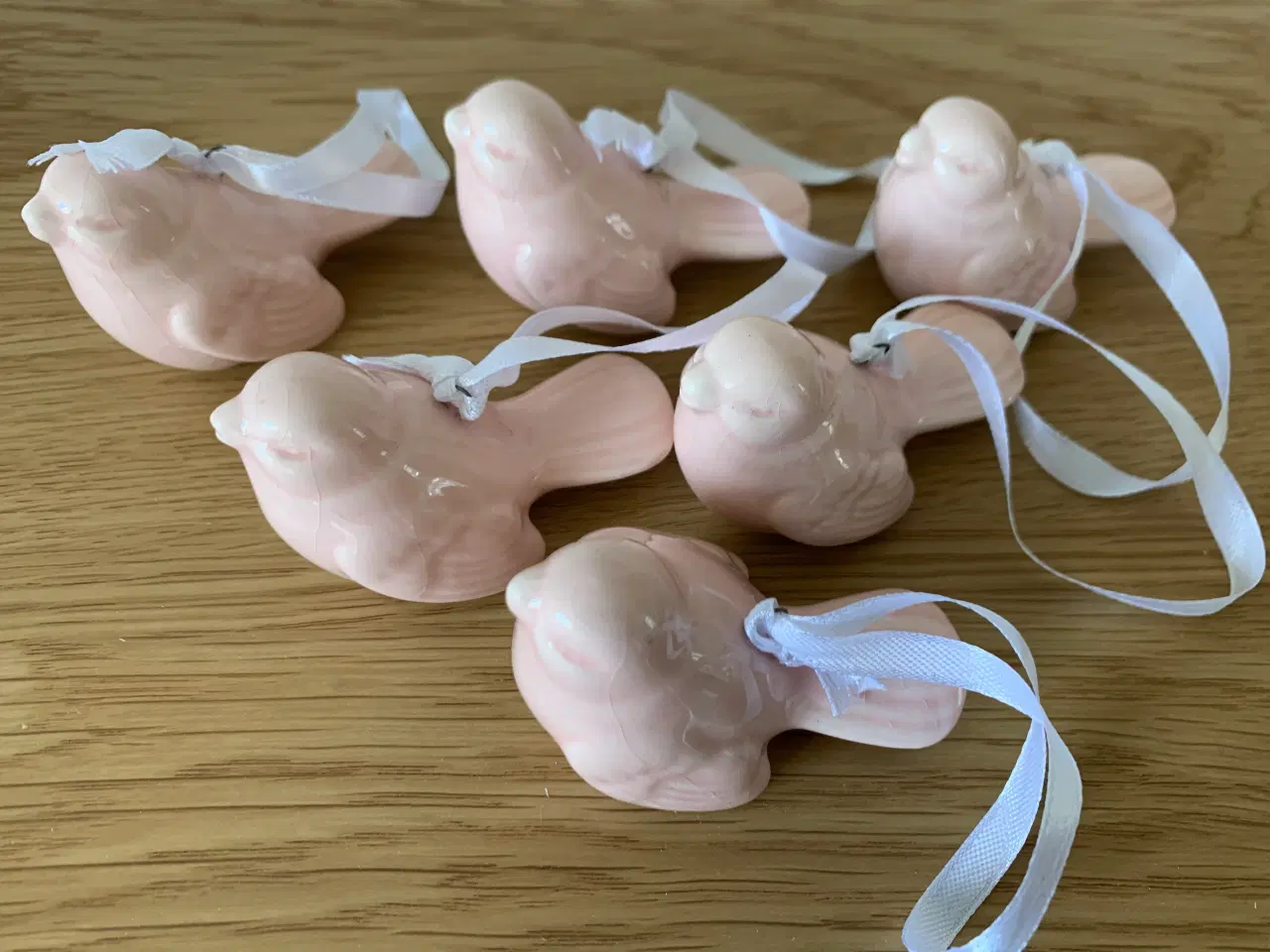 Billede 2 - 6 stk. lyserøde porcelænsfugle med hvide silkebånd