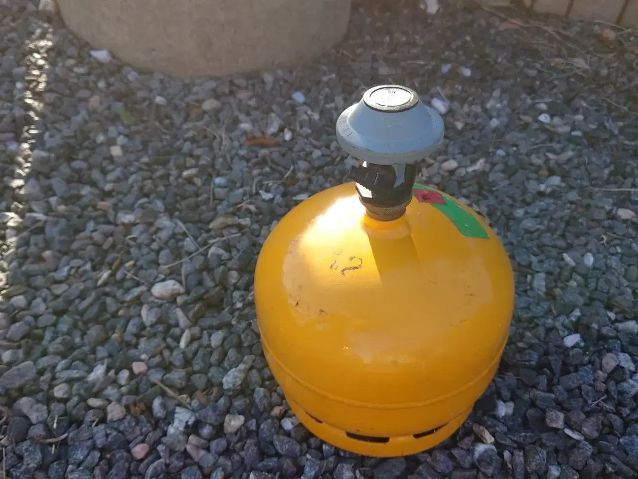 Billede 1 - gasflaske lille gul med regulator