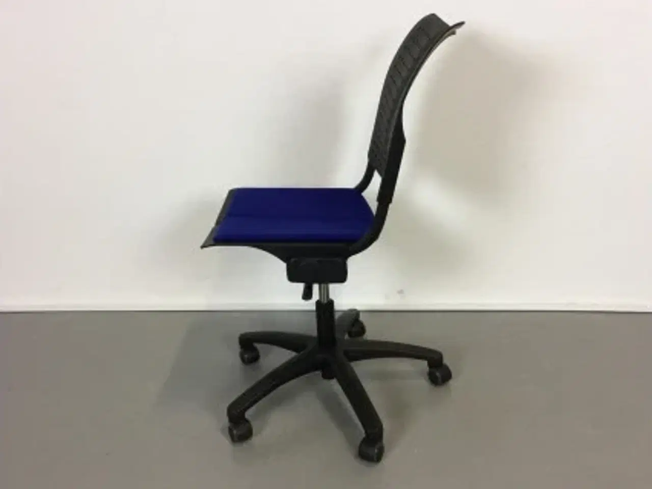 Billede 2 - Häg conventio w kontorstol i sort med blå polsteret sæde og stel