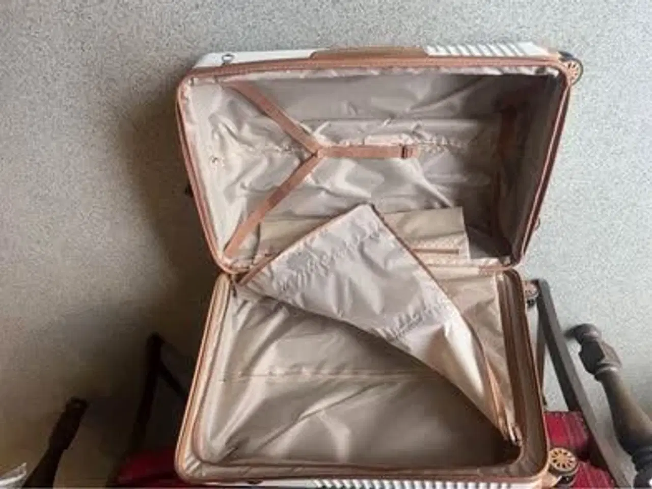 Billede 3 - Letvægtskufferter som nye