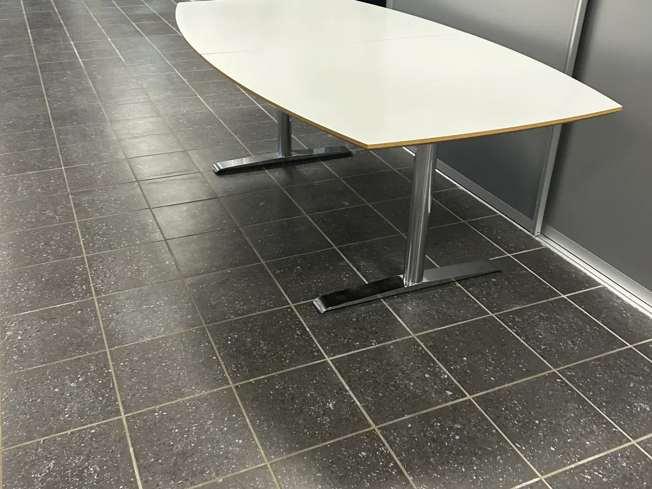 Billede 1 - Mødebord 