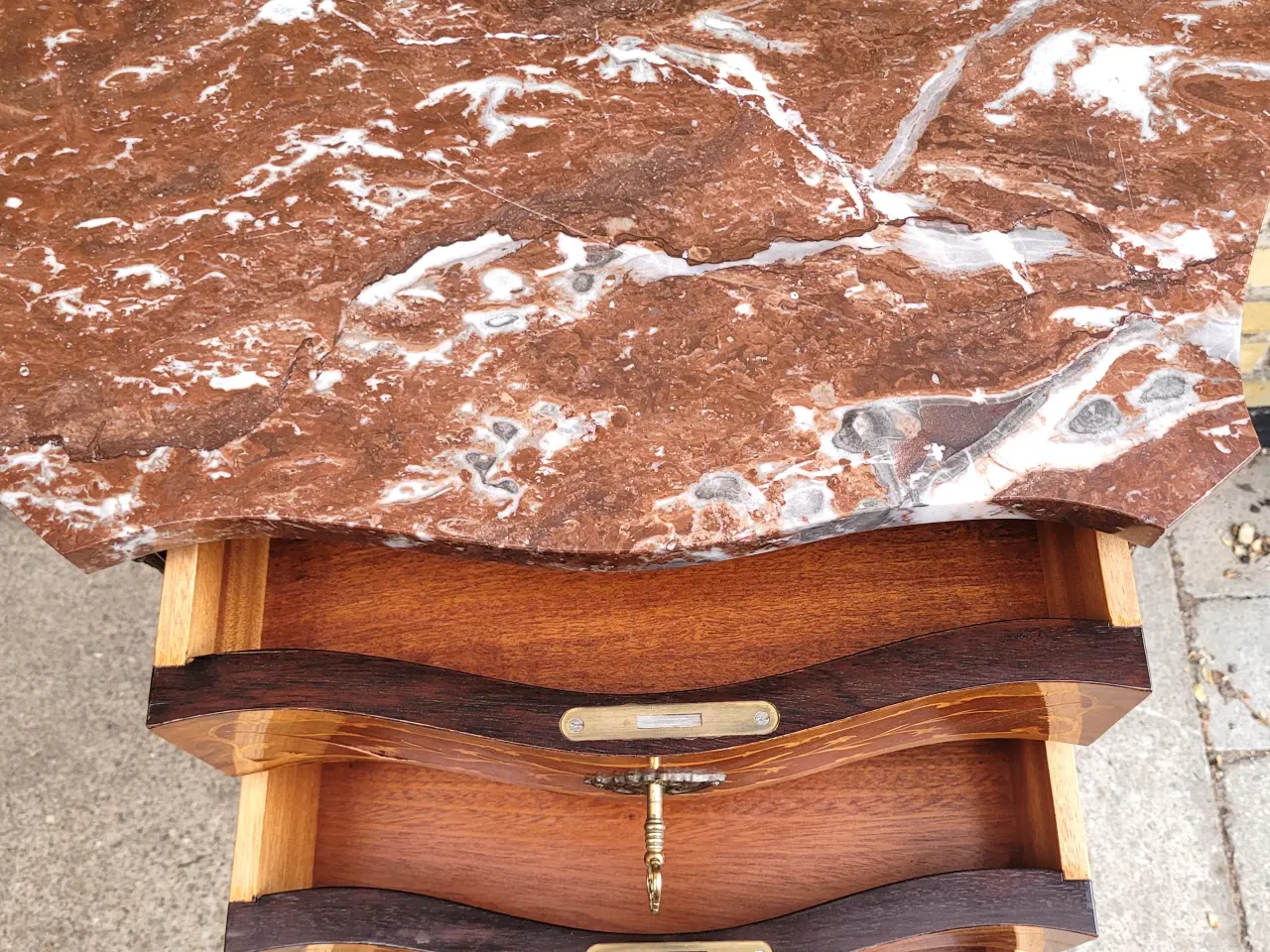 Billede 4 - Lille "antik" kommode med 3 skuffer og marmorplade