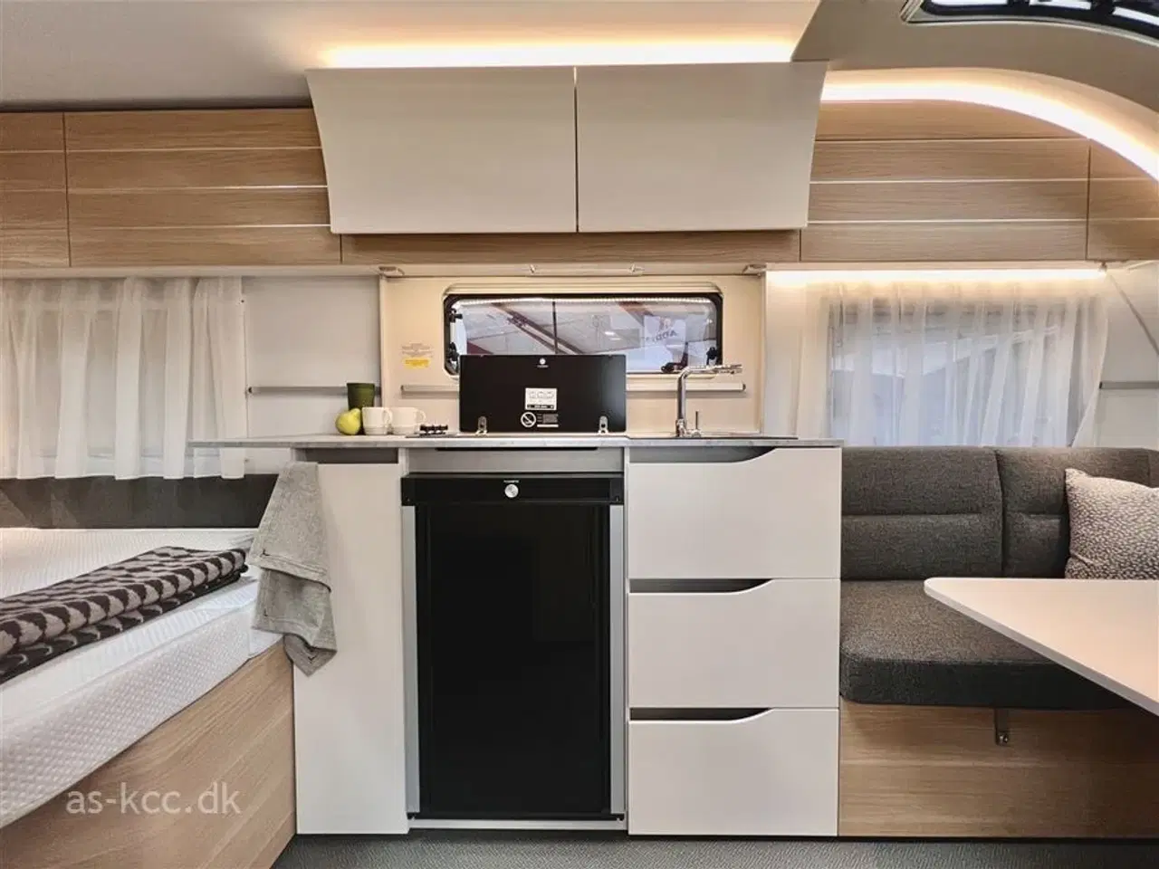 Billede 4 - 2022 - Adria Adora 472 UP    Adria Adora 472 UP 4 sovepladser, 4 siddepladser.