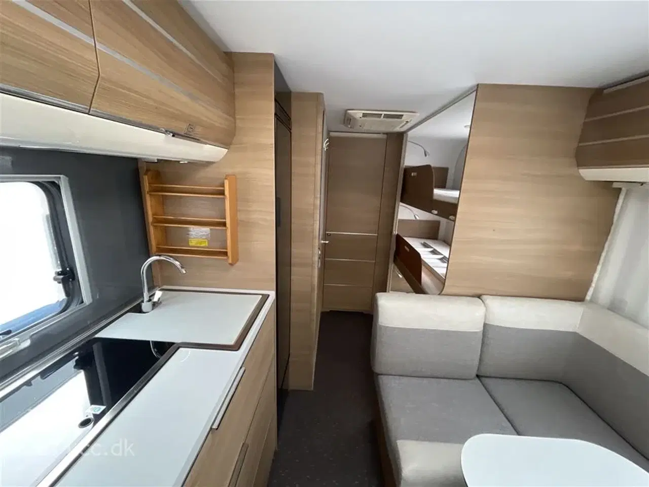 Billede 11 - 2020 - Adria Adora 573 PT Supreme edition   Adria Adora 573 PT Supreme Edition årg. 2020 7 sovepladser, 5 siddepladser. Køjer, dobbeltseng, rundsiddegruppe,  mover, solceller