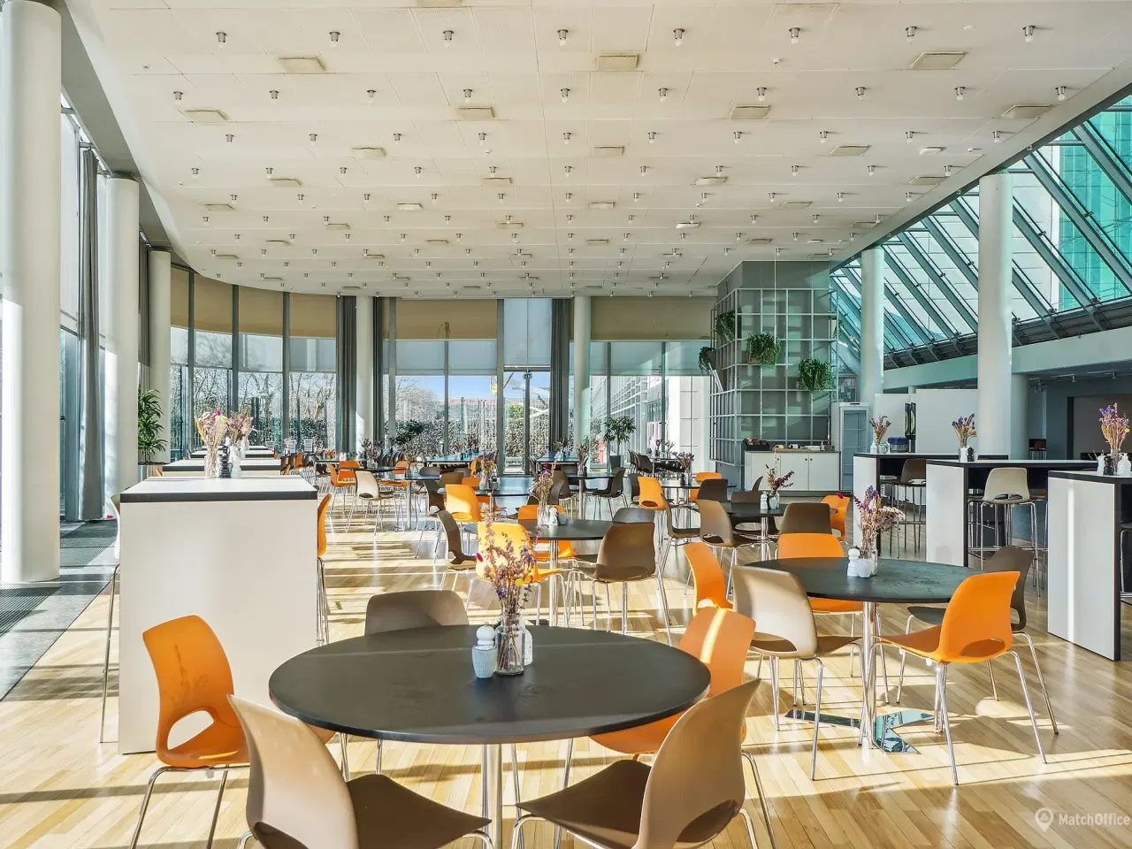 Billede 15 - Lyse og rummelige lokaler med udsigt til vandet