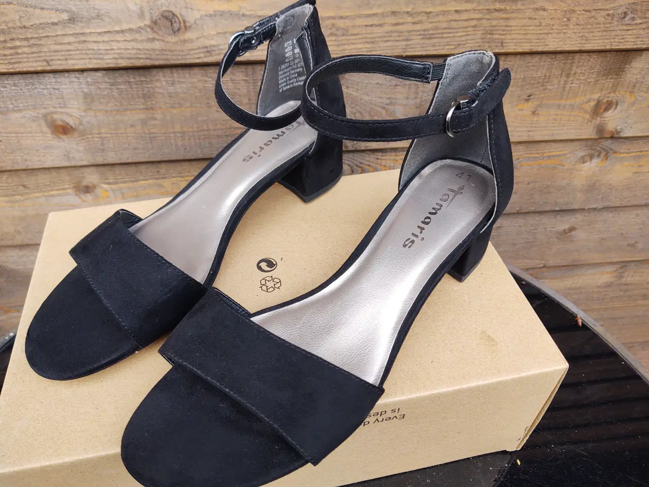 Billede 1 - Et par nye sorte Sandal med lille hæl str 41