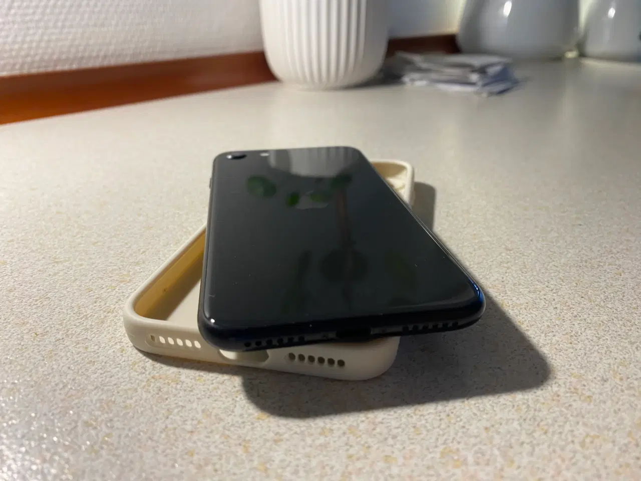 Billede 2 - Meget velholdt IPhone SE 2020