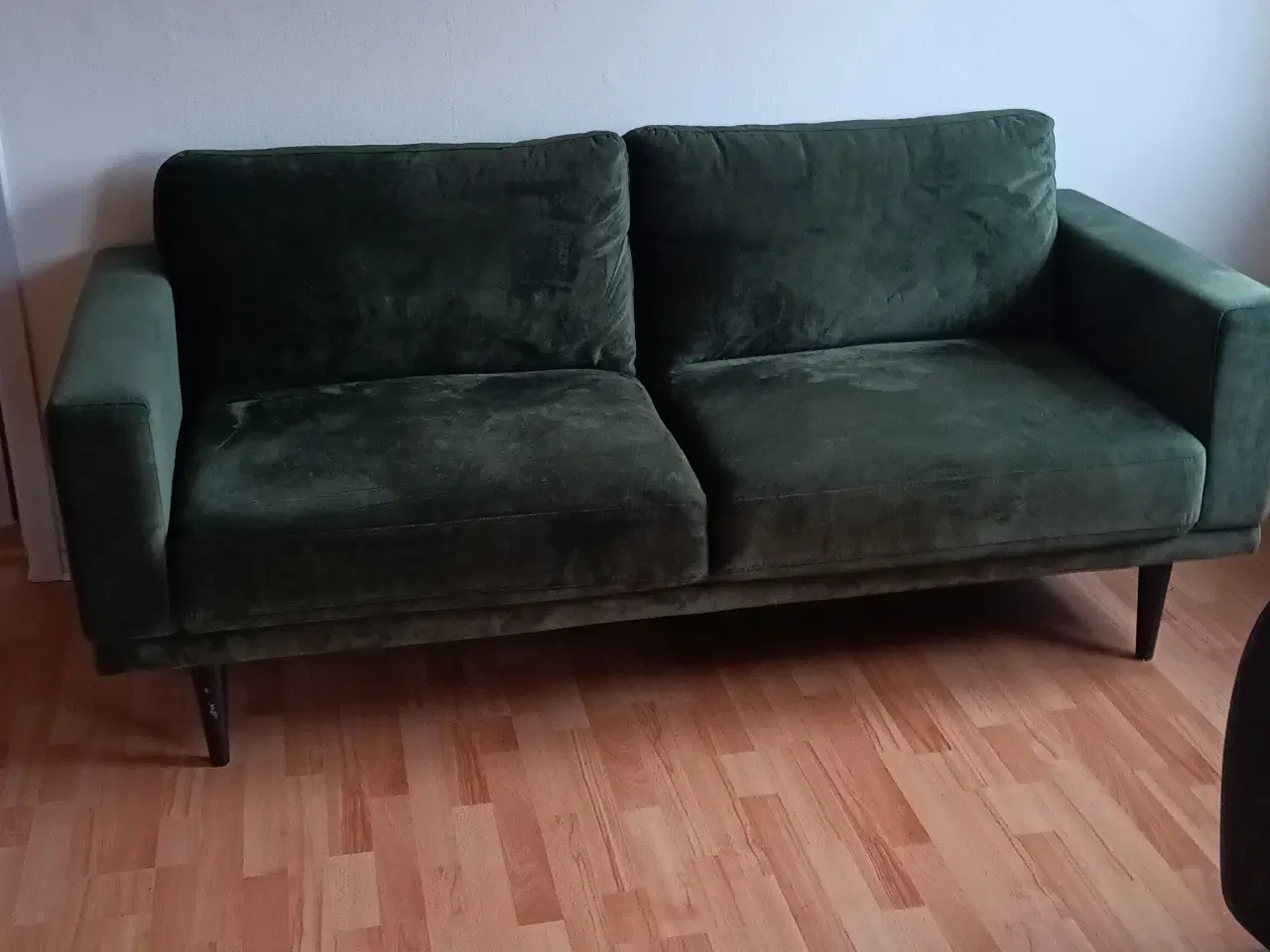 Billede 4 - Flot sofa i grøn velour.