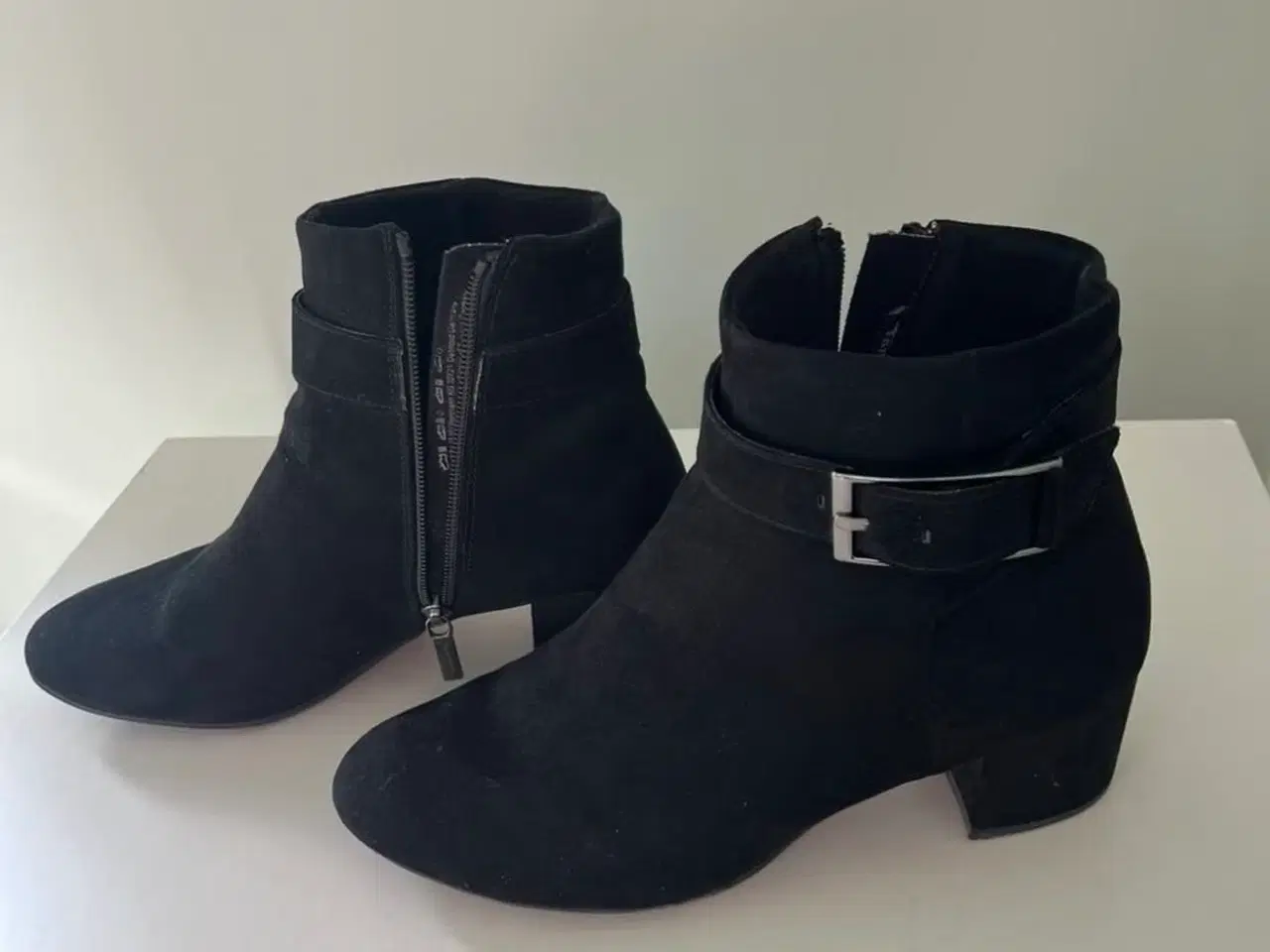 Billede 2 - Sorte støvletter/ankelstøvler fra Tamaris