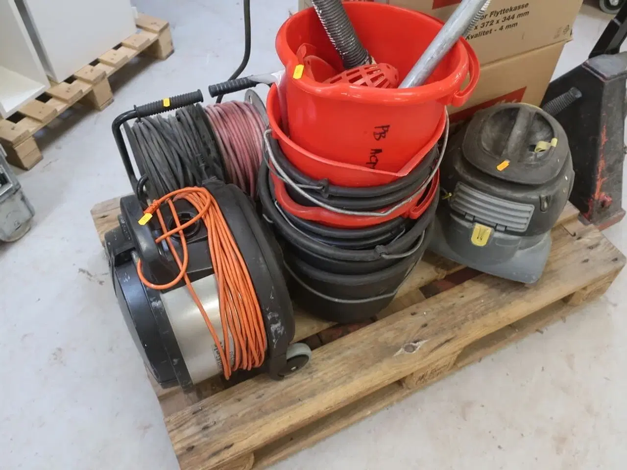 Billede 1 - 2 stk. støvsuger, spande og kabeltromler