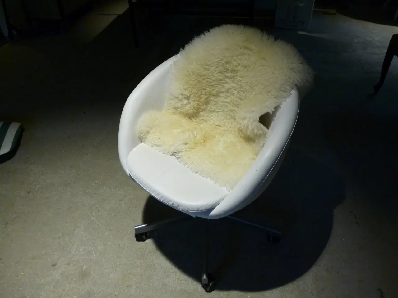 Billede 3 - Hvid IKEA skrivebordsstol incl fåreskind.