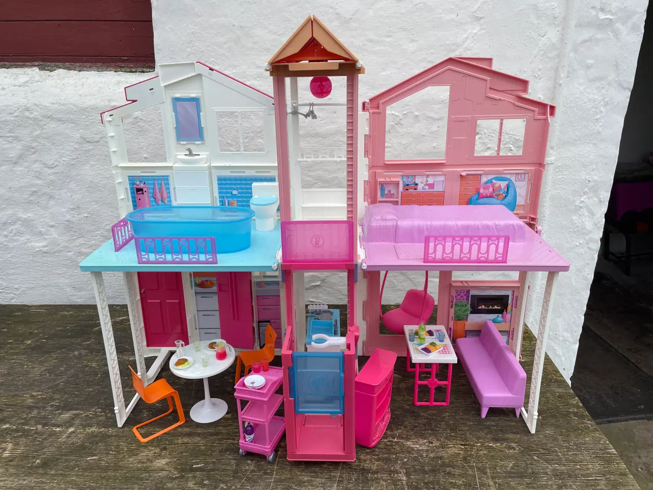 Billede 1 - Barbiehus med tilbehør