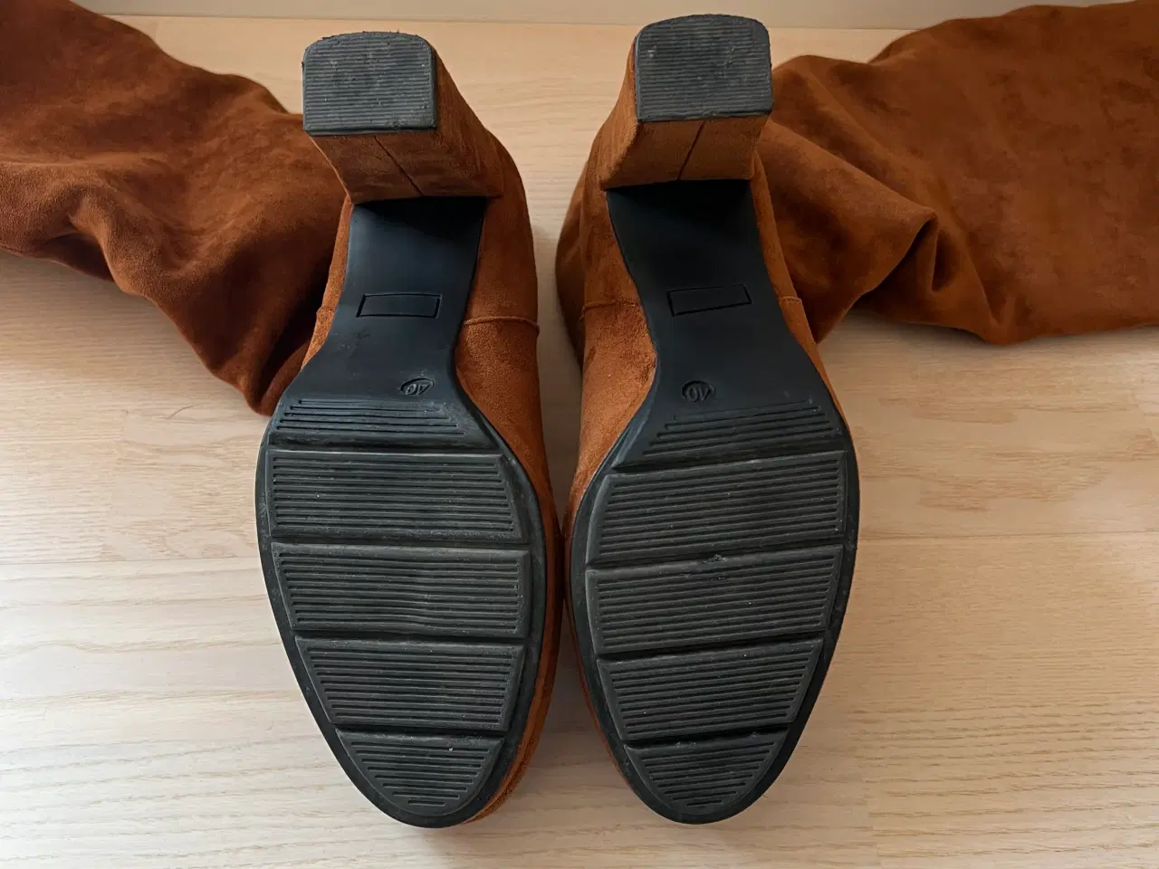 Billede 4 - Brune støvler med hæl