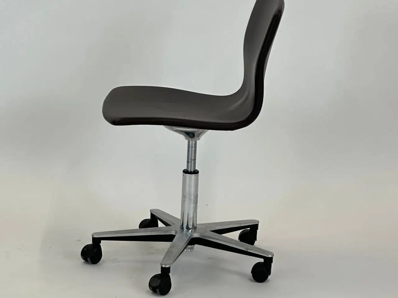 Billede 4 - Magnus Olesen Butterfly Swivel Stol – Mørkebrun med Krom Stel Læder