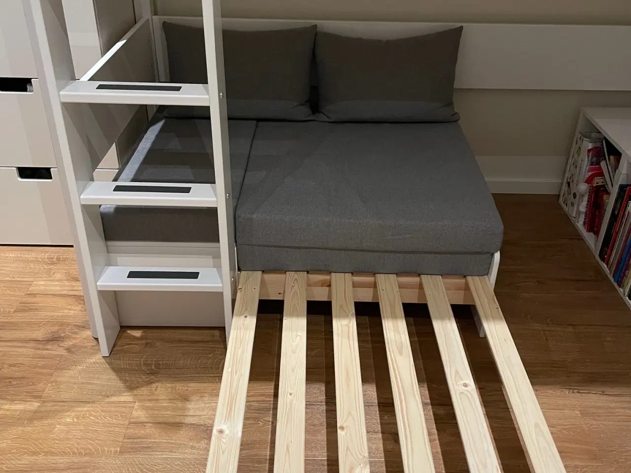 Billede 5 - Flexa White Højseng med sofa