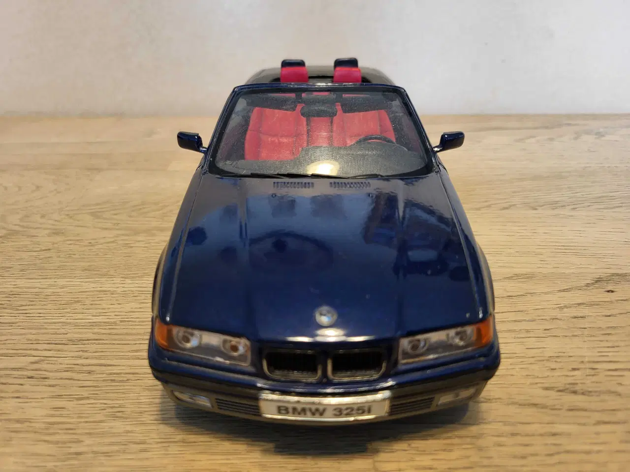Billede 4 - Modelbil, BMW 325i Cabriolet 1993.  Skala 1/18.